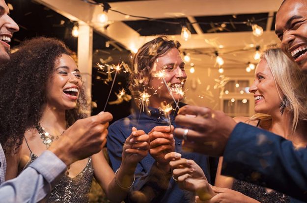 friends making new years resolutions